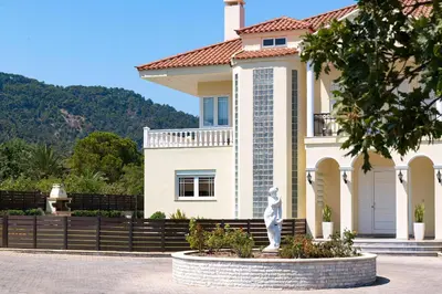 a house with a statue in front of it at Villa Montefile in Triánta