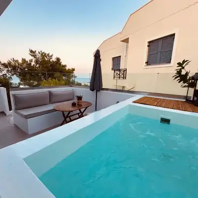 Theros Luxury Apartment