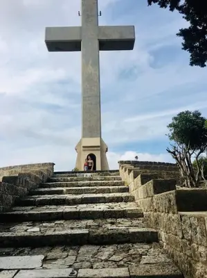 a large cross at the top of some stairs at The Citrus House in Kalavárda