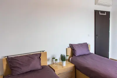 two beds sitting next to each other in a bedroom at Roccia di Isidoro in Áyios Isídhoros