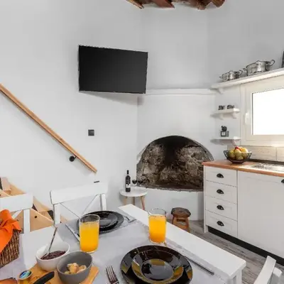 Lotza Traditional House Salakos