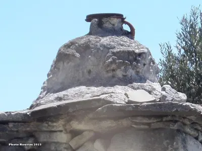a statue of a head on top of a monument at Star Sianna Village Rooms to let in Siána