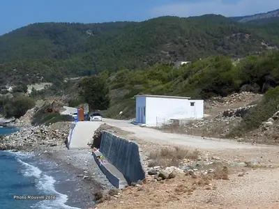 a building on a hill next to the water at Star Sianna Village Rooms to let in Siána