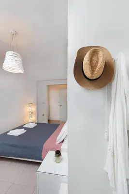 a hat is hanging on a wall next to a bedroom at Alina in Triánta