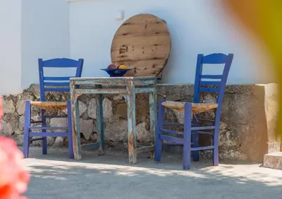 two blue chairs and a table with a mirror at Villa Bella Montagna in Kapíon