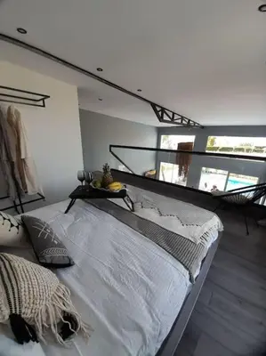 a bedroom with a large white bed in a room at Casa di Rea Sanfilippo in Soroni