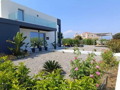 a house with a garden with flowers and plants at Casa di Rea Sanfilippo in Soroni
