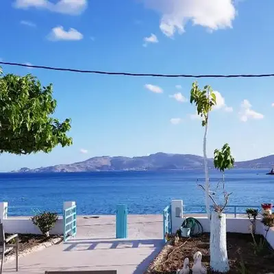 Haraki Mare Studios beach front