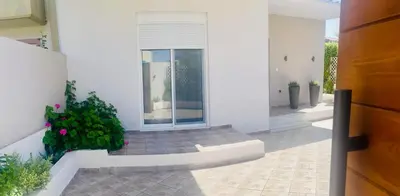 a white house with a door and some plants at Naelia in Pastida