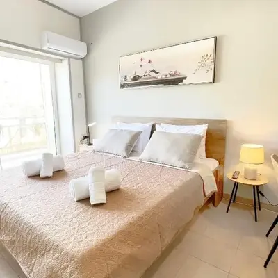 Rhodes Central: King Bed Studio